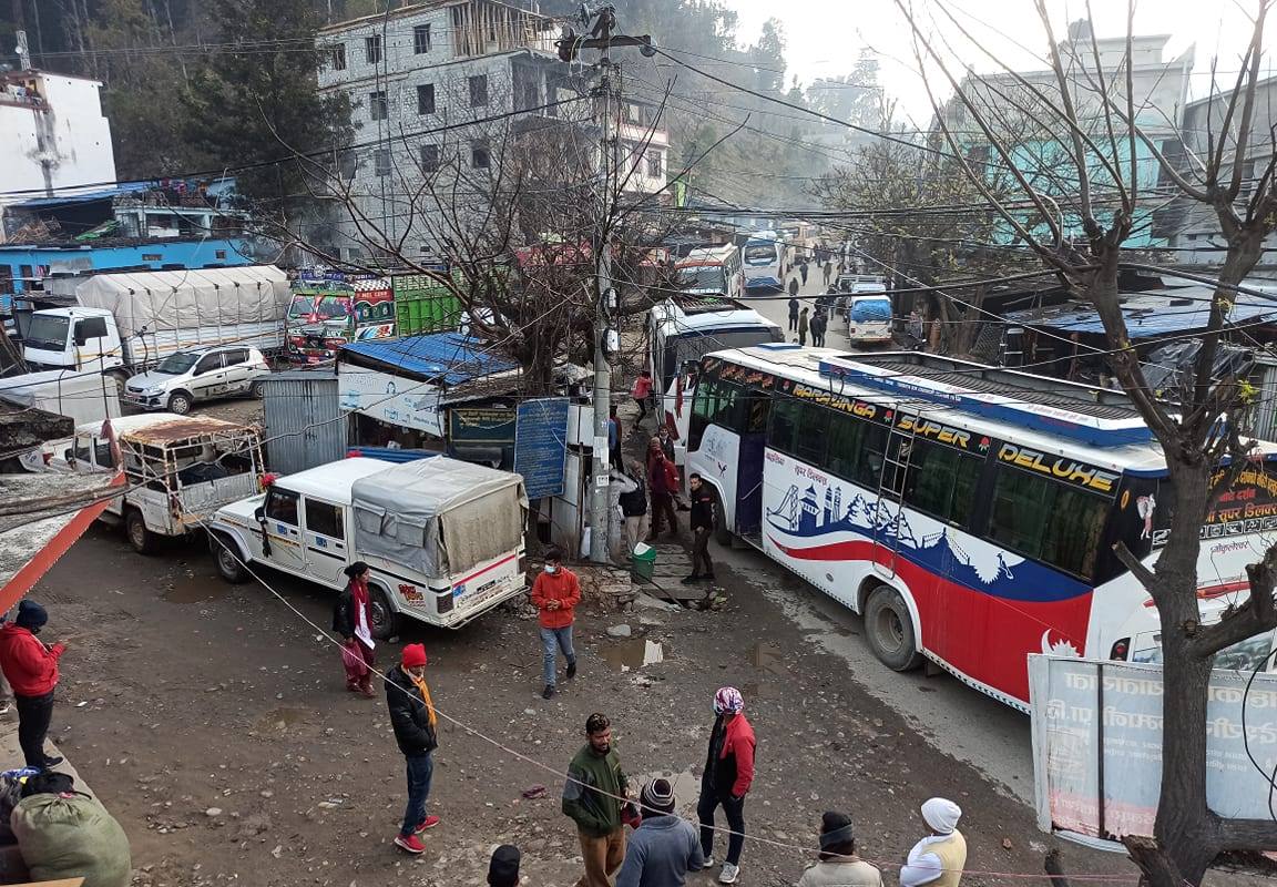 नेपाल बन्दको प्रभाव बैतडीमा पनि ,दार्चुलाका यात्रुहरुले गन्तव्यमा पुग्न पाएनन्  